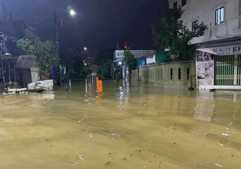 Huế ngập lụt lần 3, lũ sông Hương sẽ vượt báo động 3 khoảng 1,3 m- Ảnh 1.