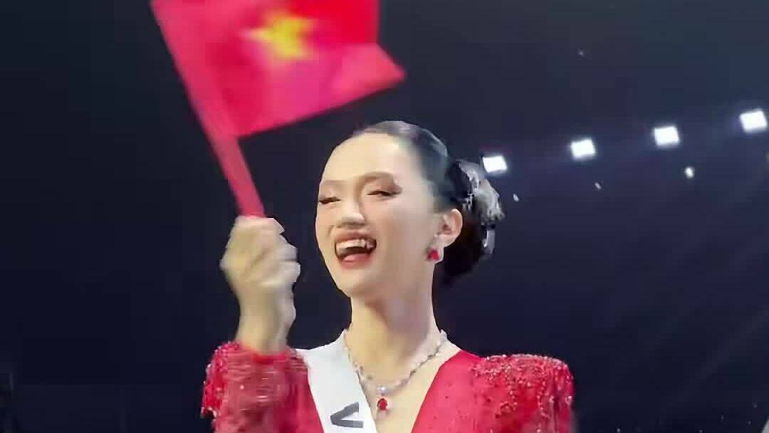 Hương Giang chào tạm biệt thí sinh và khán giả sau Miss Universe