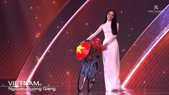 Hương Giang mặc áo dài trắng, tái hiện hình ảnh nữ sinh đạp xe tới trường tại Miss Universe 2015