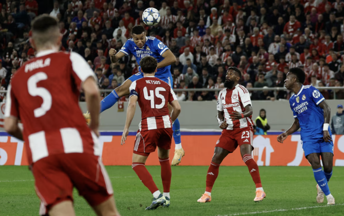 Mbappe bật cao đánh đầu ghi bàn trong trận Real thắng Olympiacos ở lượt năm vòng bảng Champions League, trên sân Georgios Karaiskakis, Piraeus, Hy Lạp ngày 26/11/2025. Ảnh: Reuters