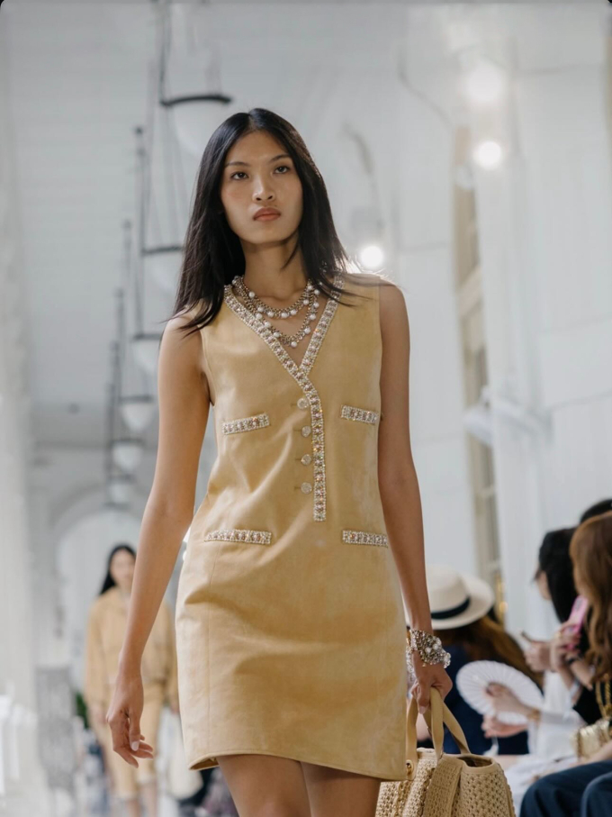 Cô trình diễn váy chữ A phối dây chuyền ngọc trai và túi tote Chanel. Ảnh: Nhân vật cung cấp