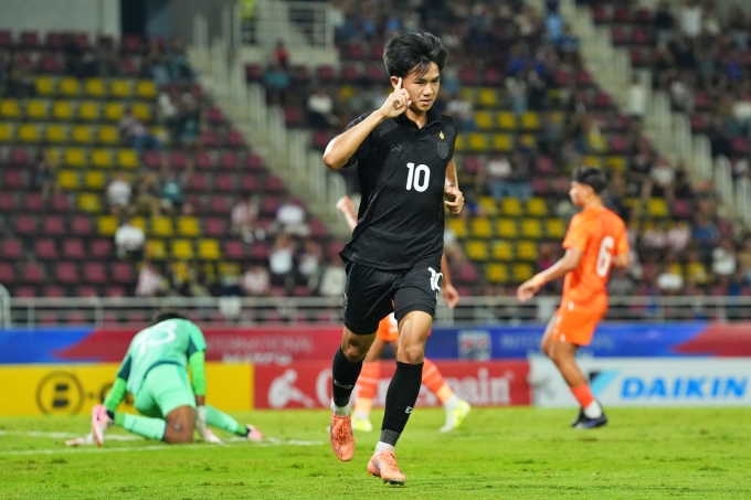 Tiền vệ Thái Lan Phon-ek Manikon (số 10) mừng bàn nâng tỷ số lên 2-0 trong trận giao hữu thắng Ấn Độ 4-0 ở sân Rajamangala, Thái Lan ngày 15/11/2025. Ảnh: ThailandNT.