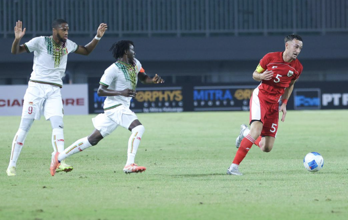 Tiền vệ Indonesia gốc Hà Lan Iver Jenner (áo đỏ) thi đấu trong trận giao hữu thua Mali 0-3 ở sân Pakansari, Indonesia ngày 15/11/2025. Ảnh: Bola.