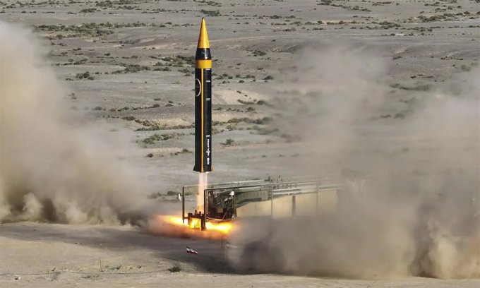 Tên lửa Iran rời bệ phóng trong thử nghiệm vào tháng 5/2023. Ảnh: AP