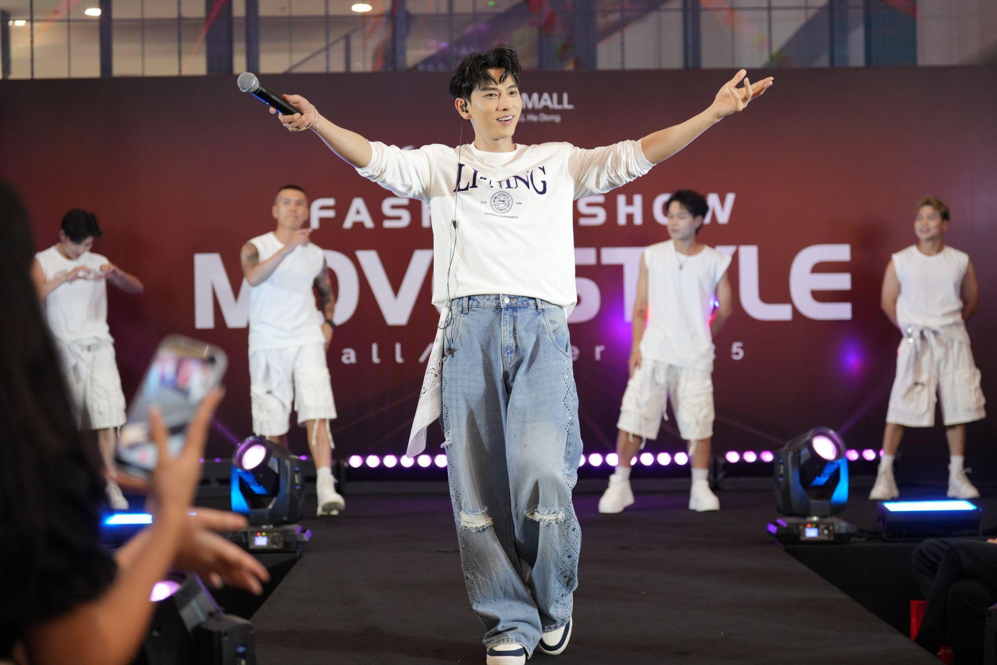 Isaac xuất hiện bùng nổ trong đêm Fashion Show - khi thời trang, thể thao và âm nhạc hòa chung nhịp thở- Ảnh 1.