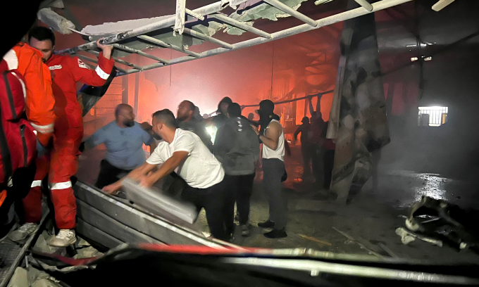 Lực lượng cứu hộ tìm kiếm nạn nhân sau cuộc tập kích vào trại tị nạn Ain al-Helweh hôm 18/11. Ảnh: AFP