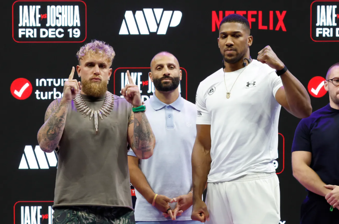 Jake Paul (trái) và Anthony Joshua trong buổi chạm mặt tại Miami, Mỹ ngày 21/11. Ảnh: Netflix