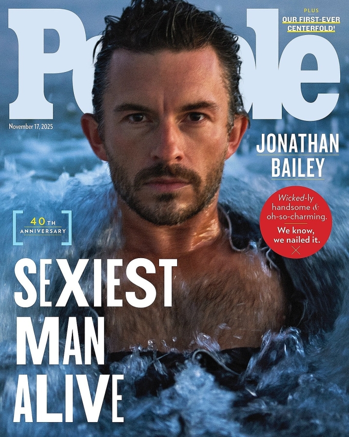 Jonathan Bailey trên bìa ấn phẩm Sexiest Man Alive năm nay. Ảnh: People