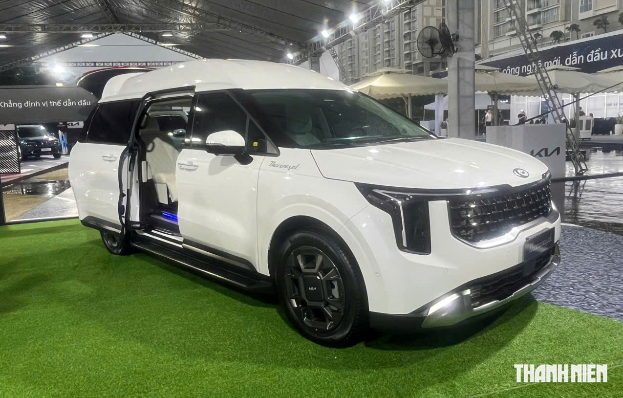 Kia Carnival 2025 thêm bản 'xe chủ tịch' 4 chỗ ngồi, có vách ngăn với khoang lái - Ảnh 1.