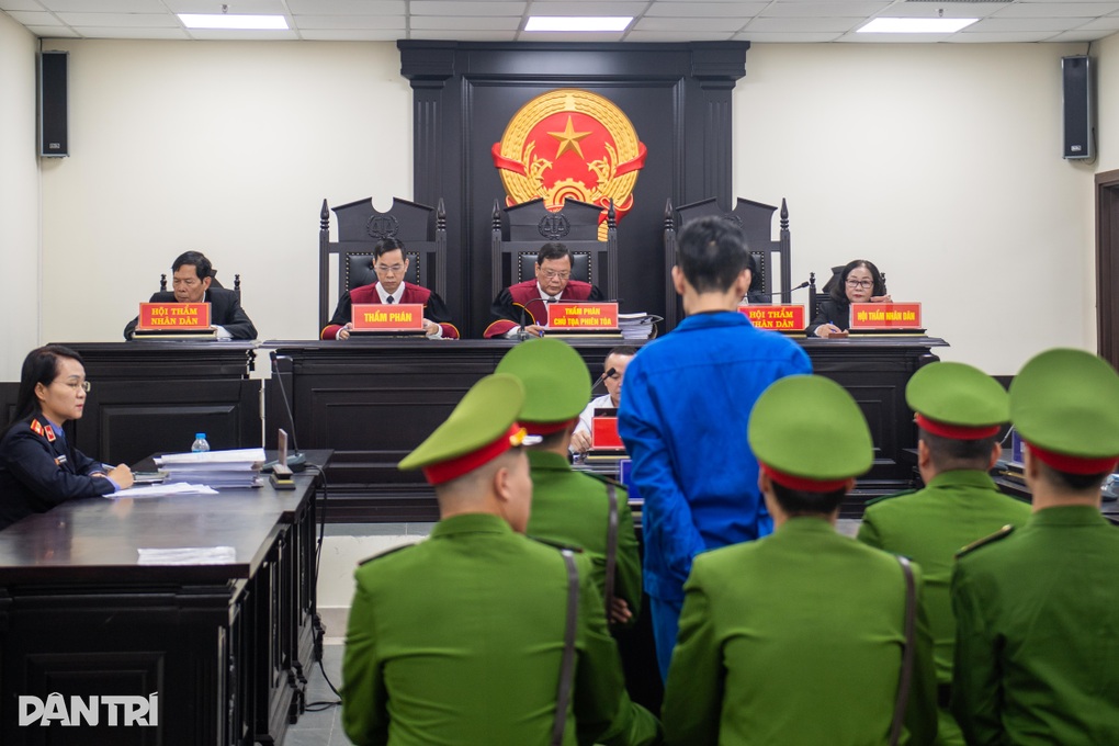 Kẻ đổ xăng đốt quán cà phê khiến 11 người tử vong khai tai điếc, mắt mờ - 1