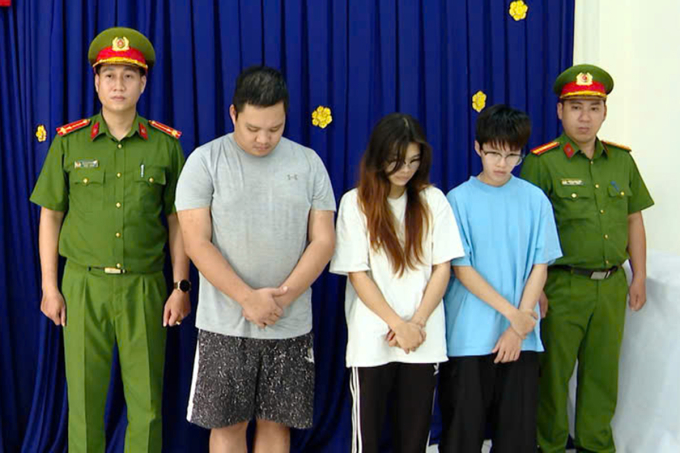 Phan Hùng Quân (áo xám) cùng Nguyễn Thị Tuyết và Trần Thụy Đan Thanh. Ảnh: Công an TP HCM