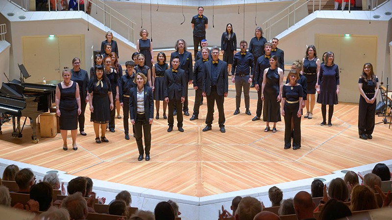 Khách Tây hát quan họ Bắc Ninh được khen nức nở, cộng đồng mạng bất ngờ khi biết danh tính: Họ là ai?- Ảnh 1.