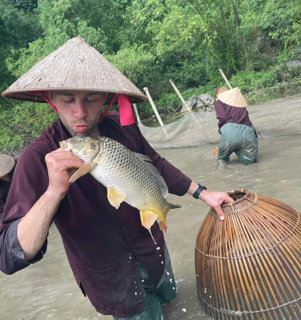 Khách Tây mê làm nông dân ở Việt Nam: Sáng cấy lúa, chiều chăn trâu - 1