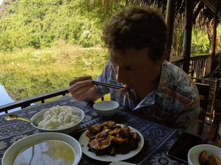 Khách Tây thử đặc sản lạ miệng ở Ninh Bình, khen ngon 'nhất định phải thử'
