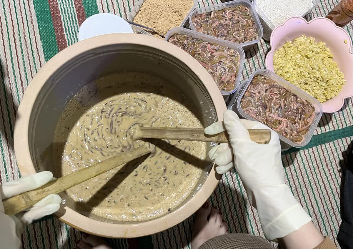 Khách Tây thưởng thức mắm tôm - gia vị gây tranh cãi của ẩm thực Việt Nam - Ảnh 3.