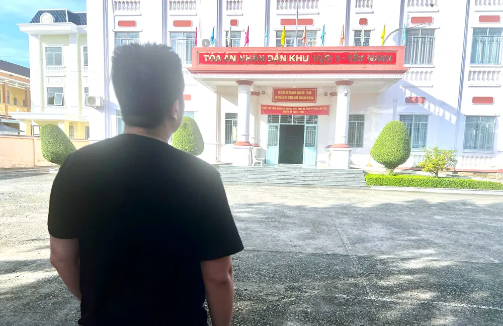 Chủ tiệm cầm đồ vướng vòng lao lý vì khách cầm xe máy rồi bỏ. Ảnh: DK chủ tiệm cầm đồ.jpg