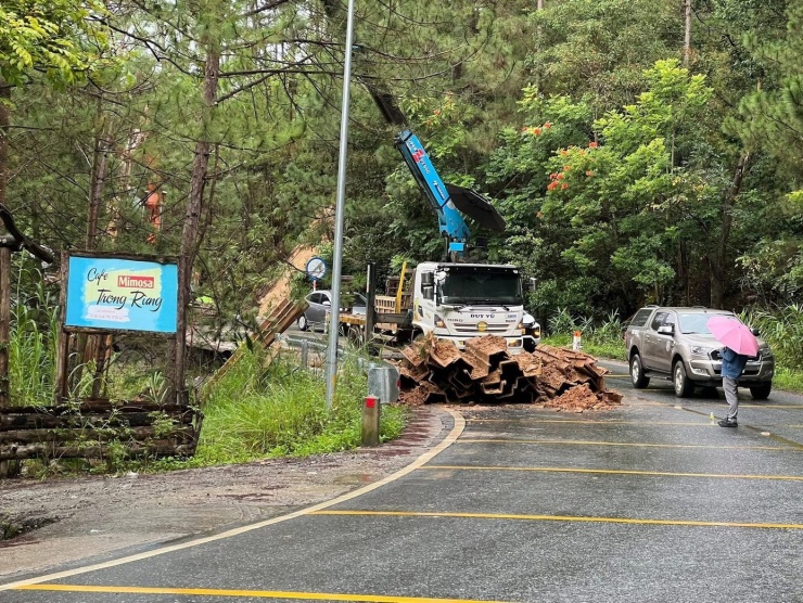 Ban Bảo trì đường bộ tỉnh Lâm Đồng cùng đơn vị nhà thầu đang khẩn trương khắc phục điểm sạt lở trên đèo Mimosa (phường Xuân Hương - Đà Lạt), sáng 19/11. Ảnh: Duy Nguyễn.