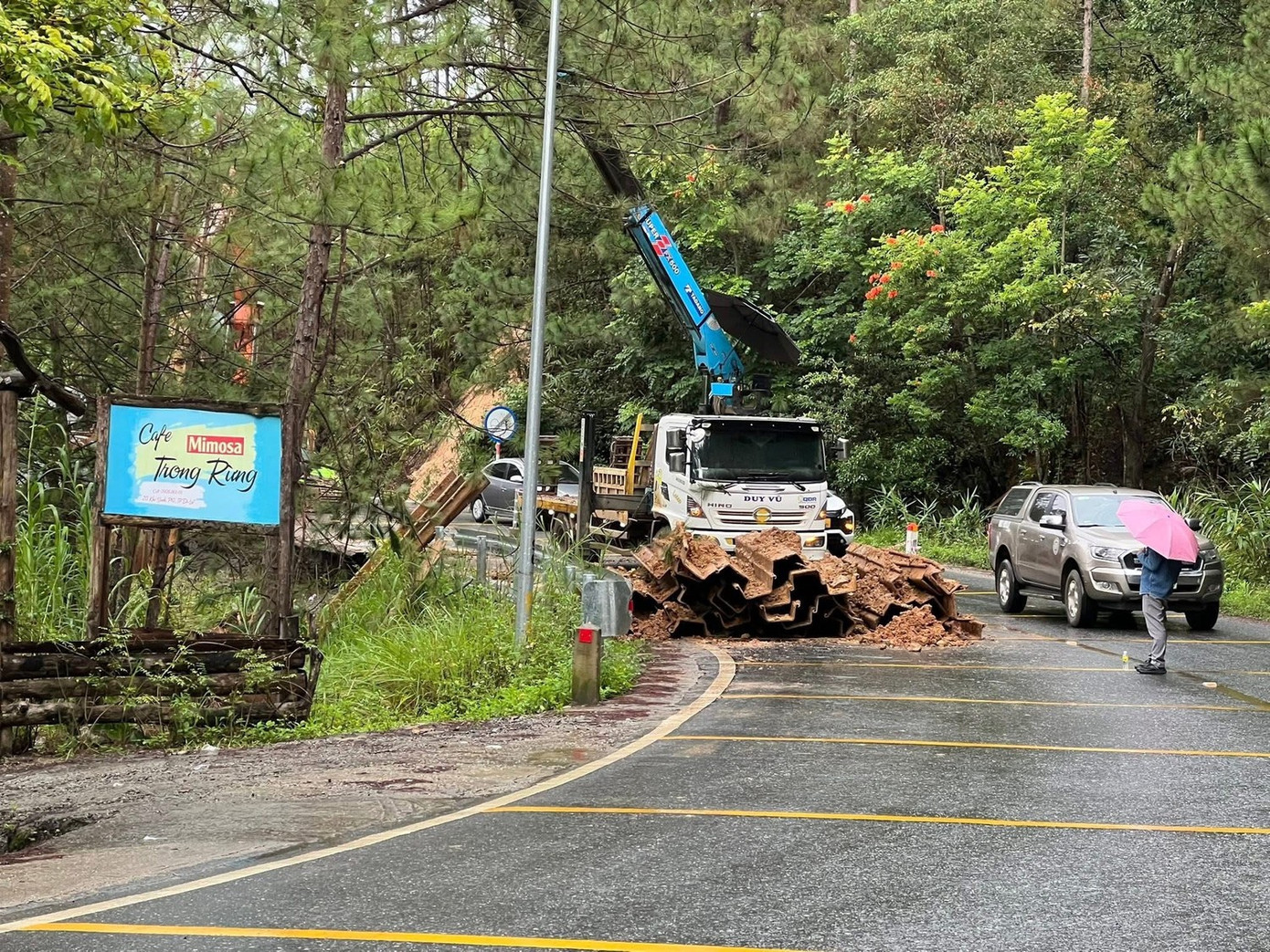 Khách du lịch Đà Lạt vội vã 'quay xe' vì sạt lở đèo- Ảnh 1.