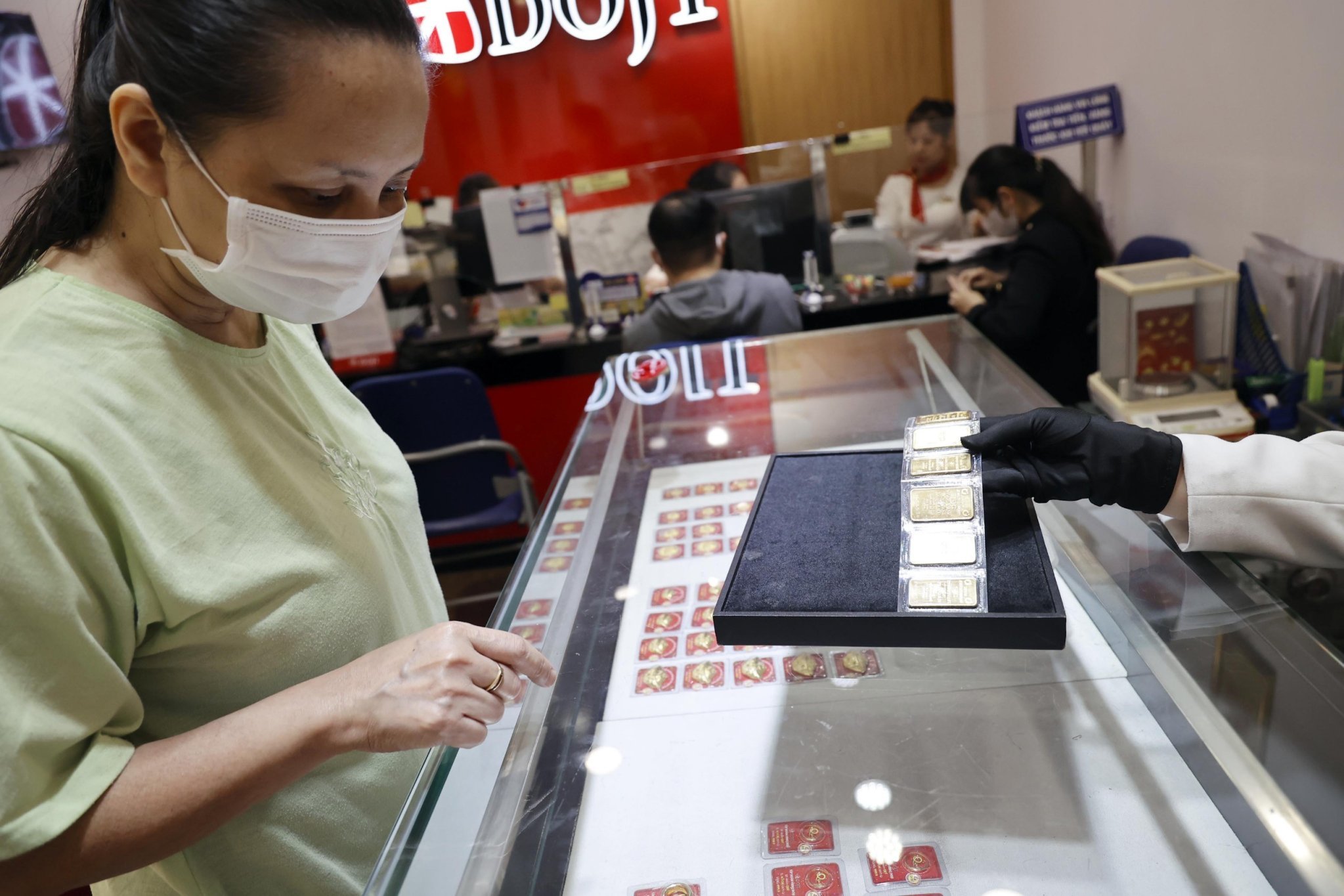 Khách mua vàng, bán vàng từ 20 triệu đồng phải chuyển khoản- Ảnh 1. Khách mua vàng, bán vàng từ 20 triệu đồng phải chuyển khoản- Ảnh 1.