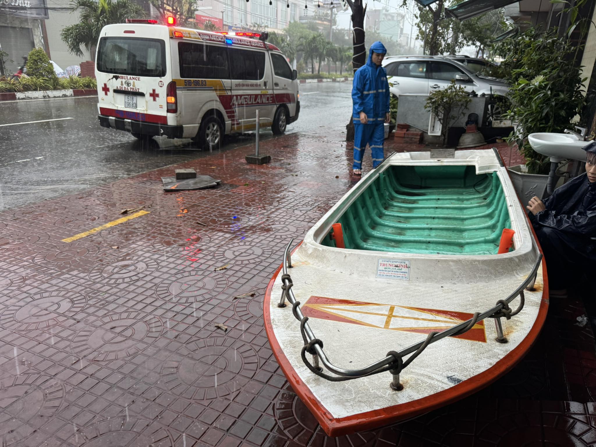 Khách sạn miễn phí cho bà con tránh lũ, đội cứu hộ sẵn sàng lên đường - Ảnh 4.