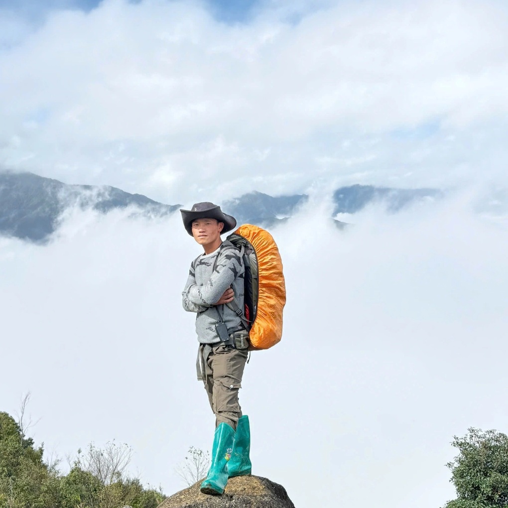 Khách sửng sốt thấy băng giá trắng xóa phủ đỉnh Tà Xùa, nhiệt độ chỉ 0 độ C - 3