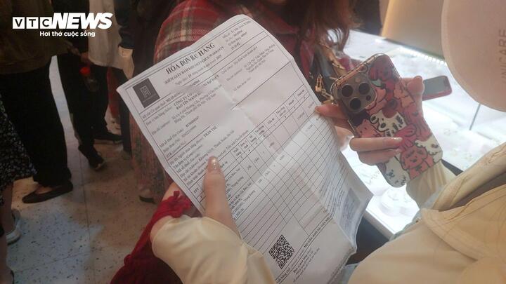 Khách vội bán vàng khi giá giảm kỷ lục, 'cò' lập tức thu mua sạch- Ảnh 2.