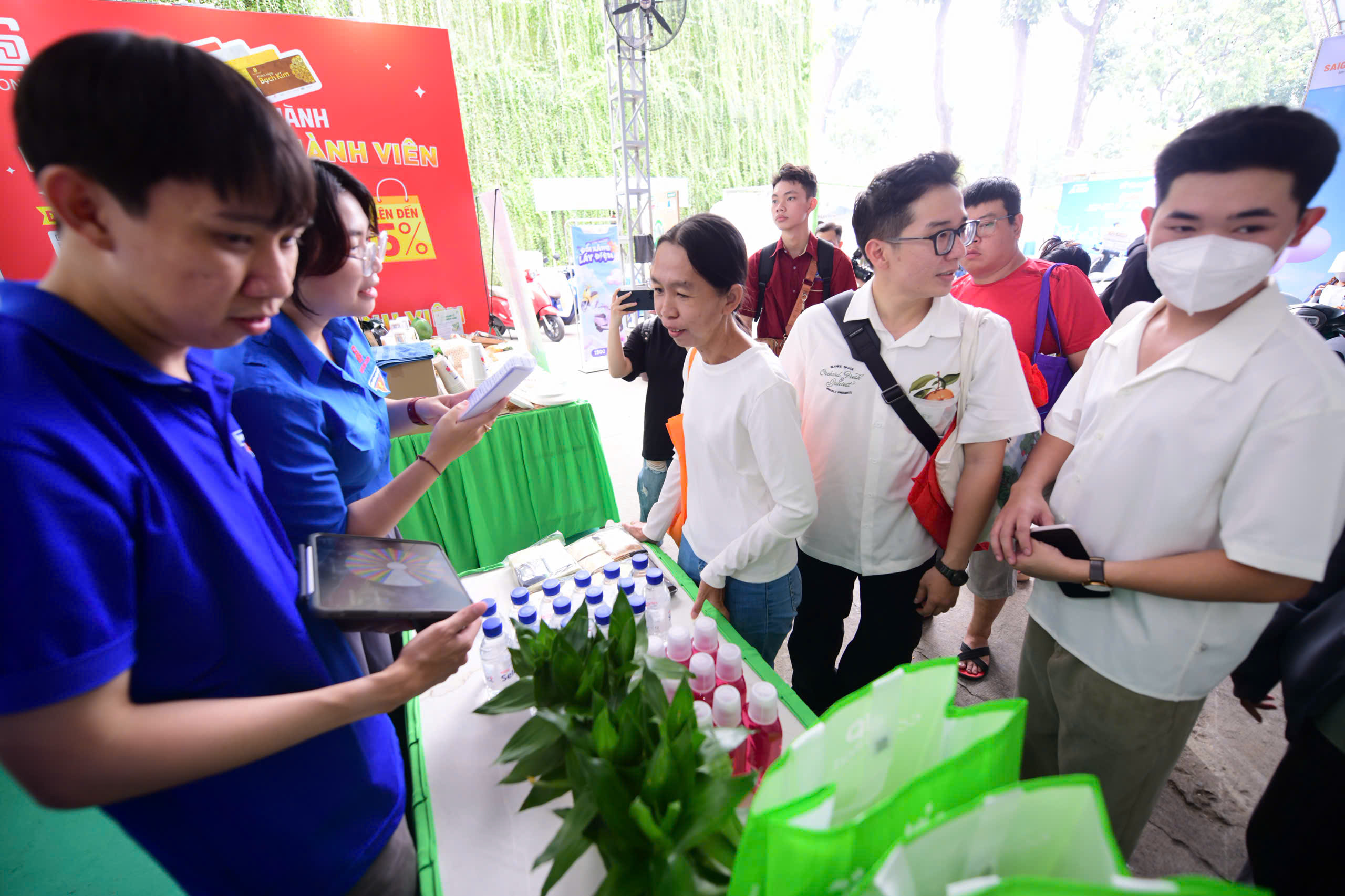 Khách xếp hàng chờ nhận quà tại 'gian hàng xanh' của Saigon Co.op- Ảnh 1.