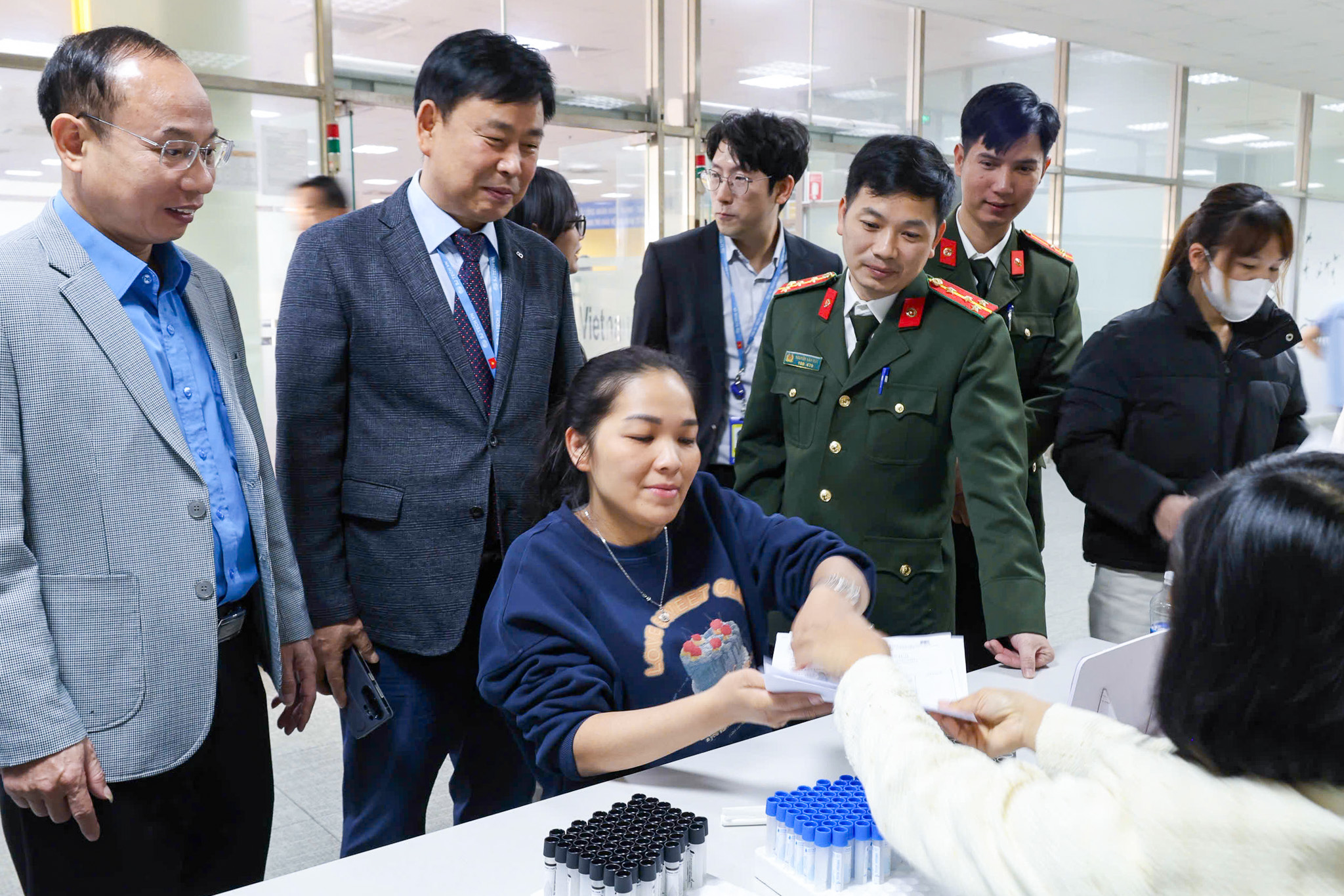 Khám bệnh miễn phí cho 15.000 công nhân ở 7 tỉnh, thành phố - Ảnh 1.