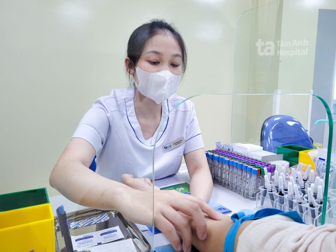 Bạn trai chị Viên lấy máu xét nghiệm di truyền. Ảnh: Phòng khám Đa khoa Tâm Anh Quận 7