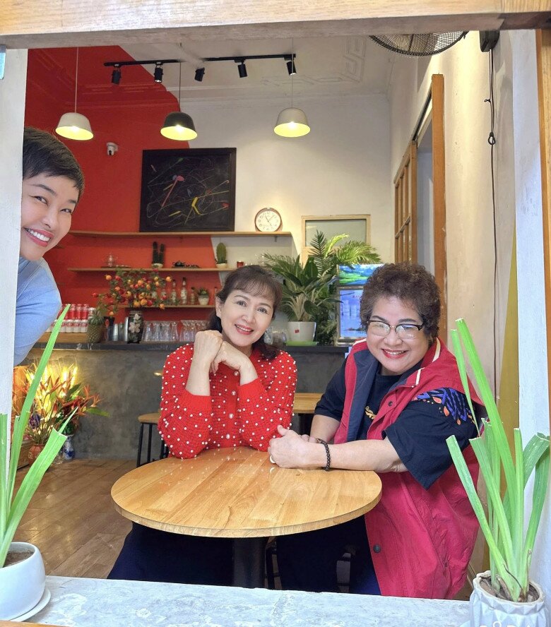 Khán giả vui mừng khi thấy hình ảnh của Minh Hòa - Minh Vượng: Người có hôn nhân kín tiếng, người U70 không chồng con 2 NSND Minh Hòa - NSƯT Minh Vượng vui tươi gặp gỡ đồng nghiệp.