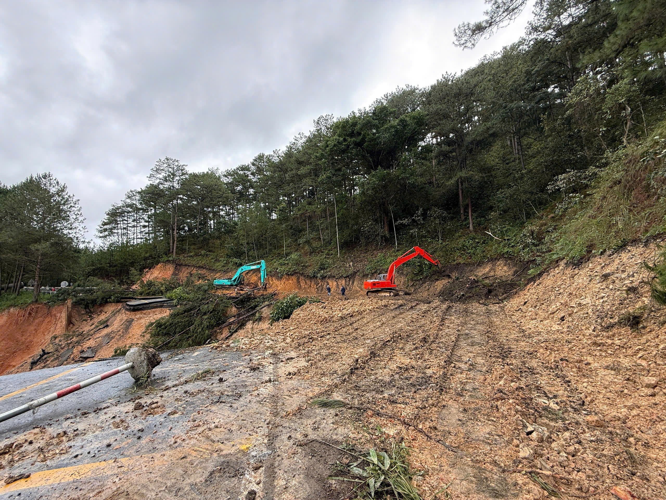 Khẩn trương khắc phục thiệt hại hạ tầng giao thông - Ảnh 1. Khẩn trương khắc phục thiệt hại hạ tầng giao thông - Ảnh 1.