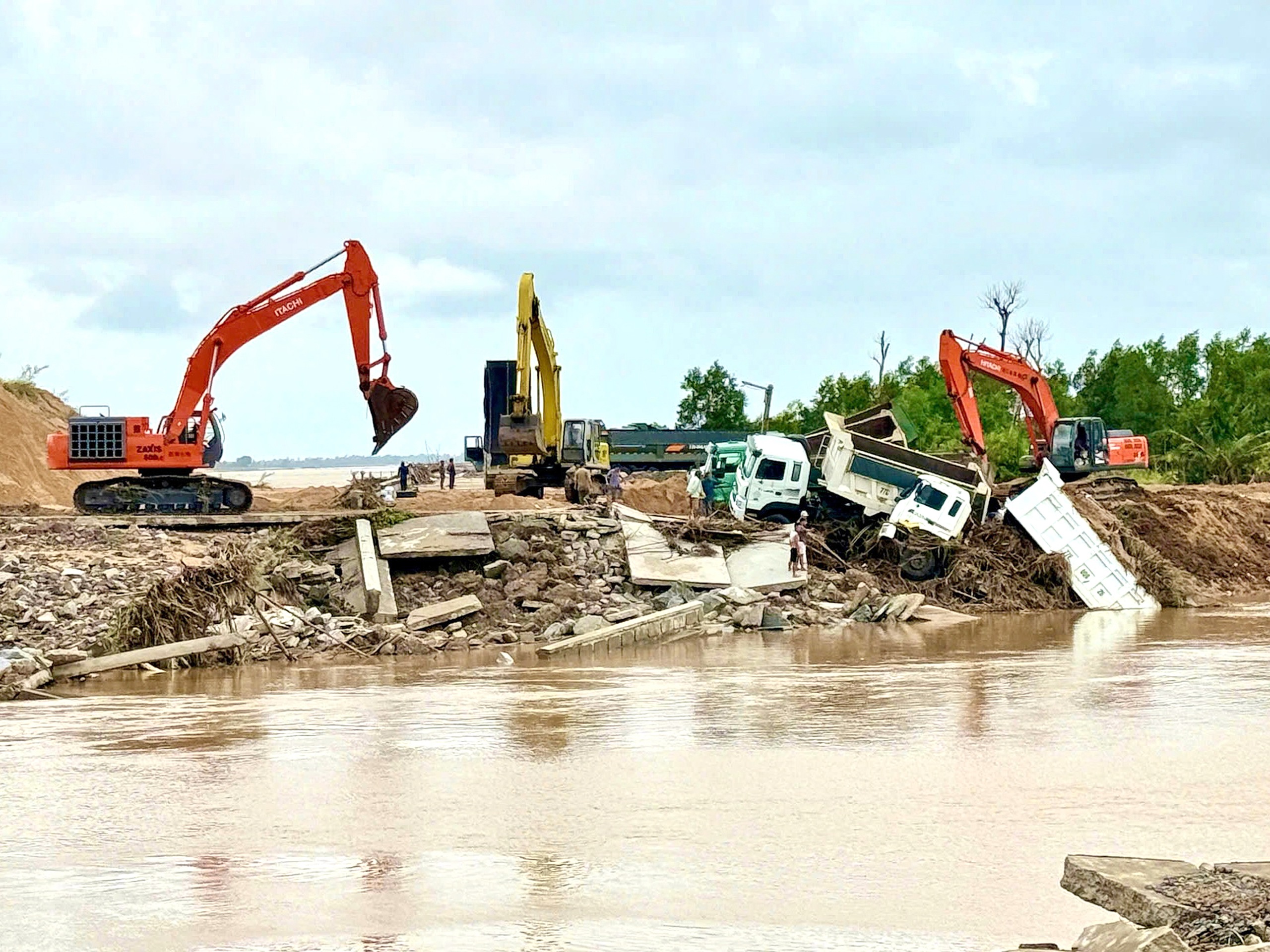 Khẩn trương thông đường sau lũ lịch sử 1 thông đường - Ảnh 1.