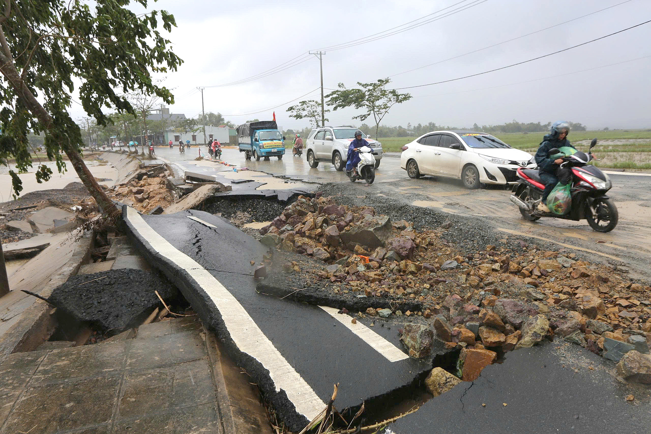 Khẩn trương thông đường sau lũ lịch sử 3 thông đường - Ảnh 3.
