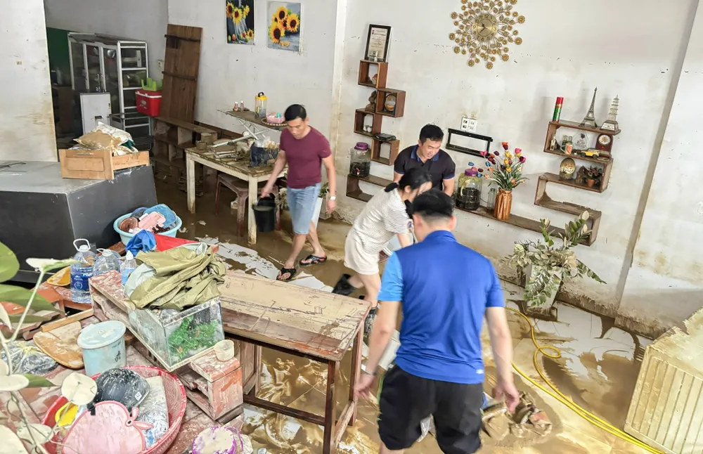 Người dân Khánh Hòa đối mặt với một trong những đợt mưa lũ lịch sử, tài sản hư hại rất lớn. Ảnh: XUÂN HOÁT z7251918490476_3fb88153b53f8fed7484d7f5c6066368.jpg