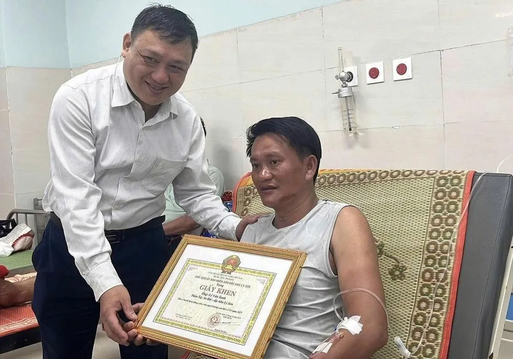 khen-thuong-nhieu-nguoi-gop-suc-tim-kiem-cuu-nan-3-nguoi-o-ly-son-bi-troi-trong-bao- (1).jpg