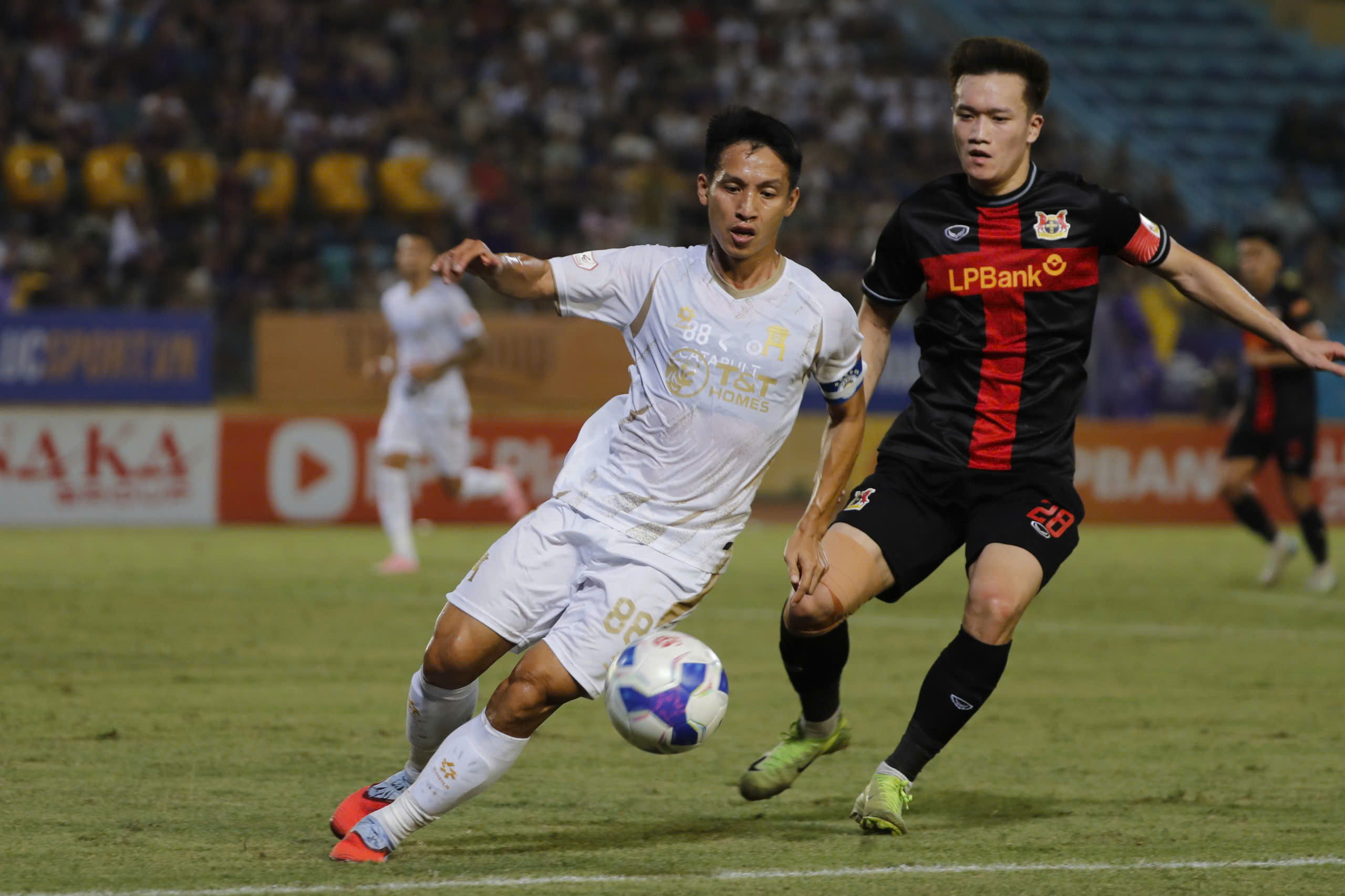 Khi HLV Harry Kewell dám 'thay máu' CLB Hà Nội tận gốc rễ- Ảnh 1. Khi HLV Harry Kewell dám 'thay máu' CLB Hà Nội tận gốc rễ- Ảnh 1.