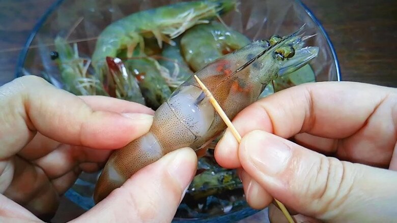 Khi ăn tôm to có cần thiết phải lấy chỉ tôm không? Hãy nghe xem ngư dân lâu năm nói gì - 1