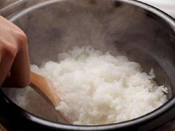 Nấu cơm chỉ cho nước chẳng khác nào nghiệp dư, thêm 2 thứ này, hạt cơm căng bóng, mềm dẻo trắng thơm