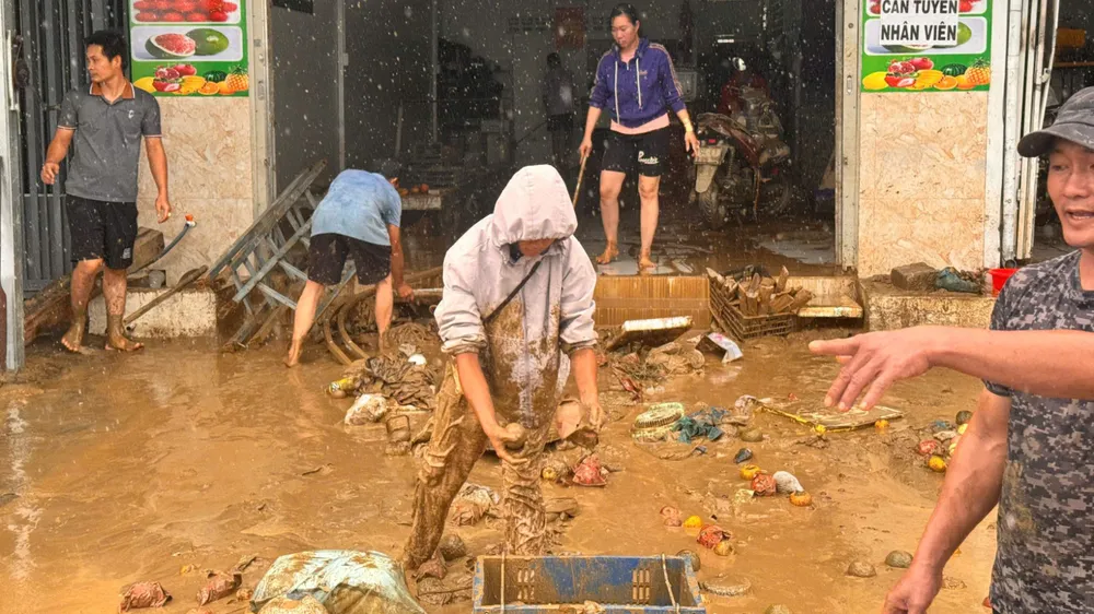 Người dân xã Diên Khánh vật lộn với bùn nhão sau khi lũ rút. Ảnh: VÕ TÙNG xa-dien-khanh-44.jpg