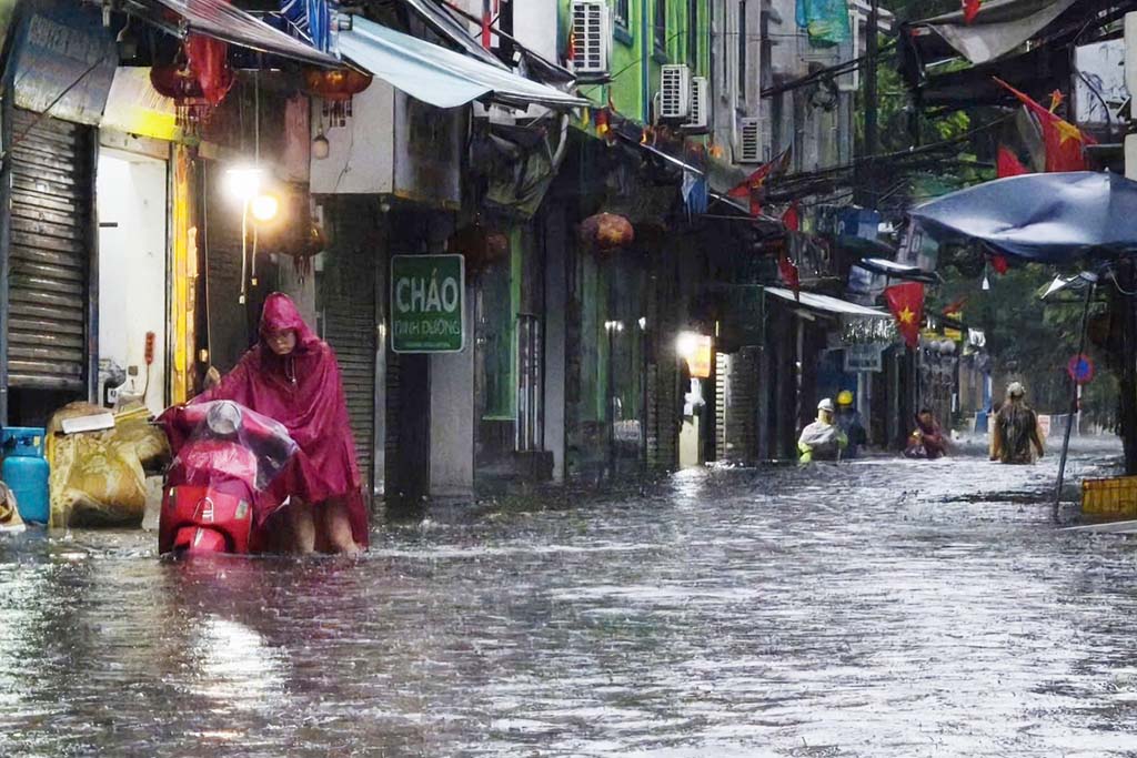 Cấp thiết giải quyết ngập lụt: Khi nào Hà Nội thoát cảnh  'sống chung với ngập'? - Ảnh 1.