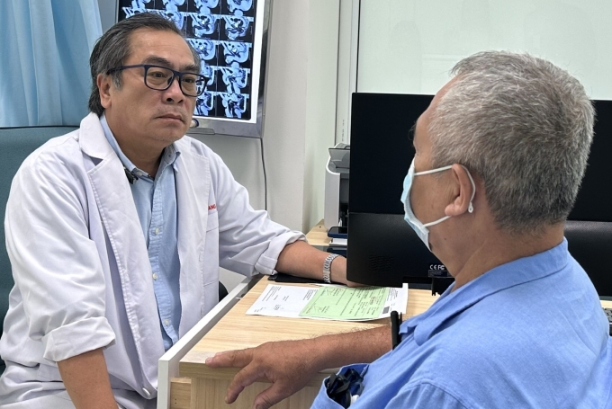 TS.BS Nguyễn Tế Kha tư vấn cho người bệnh. Ảnh: Trần Nhung