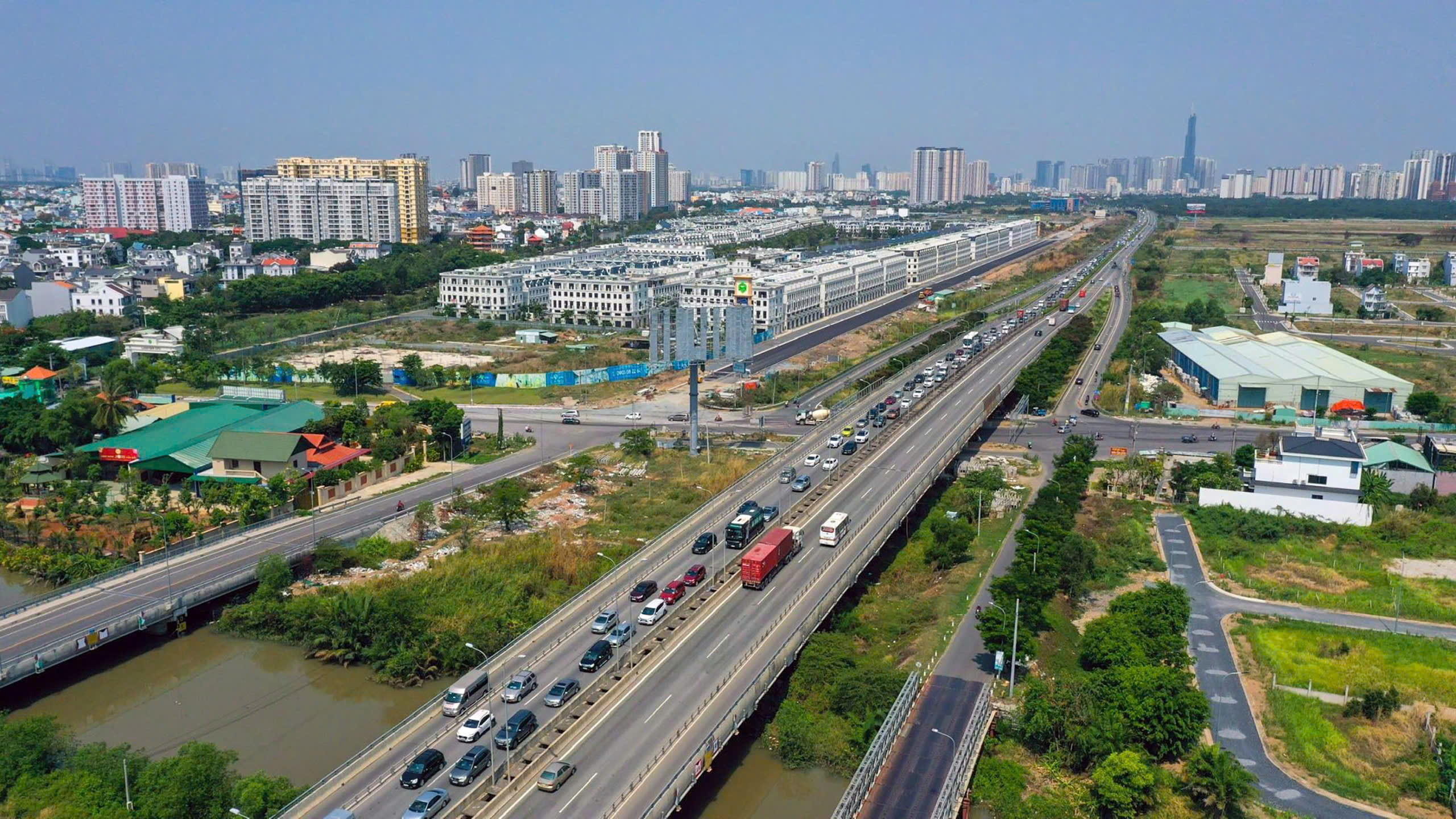 TẠO SỨC BẬT ĐỂ TP HCM BỨT PHÁ: Khơi thông điểm nghẽn thể chế - Ảnh 1.