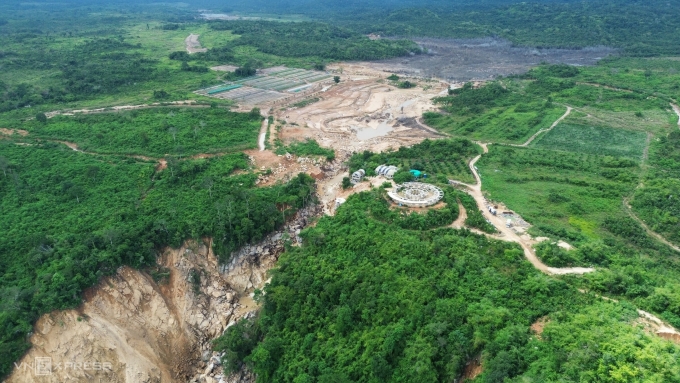 Hiện trường hồ chứa nước của Công ty Trang Trại Việt trên núi Tân Lai sau khi bị vỡ. Ảnh: Việt Quốc