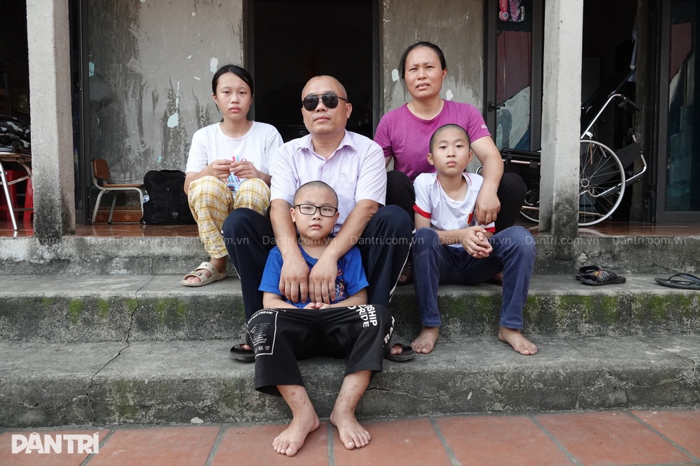 Khốn cảnh bố liệt, mẹ tâm thần, người đàn ông mù lo lắng 3 con thơ dại - 1