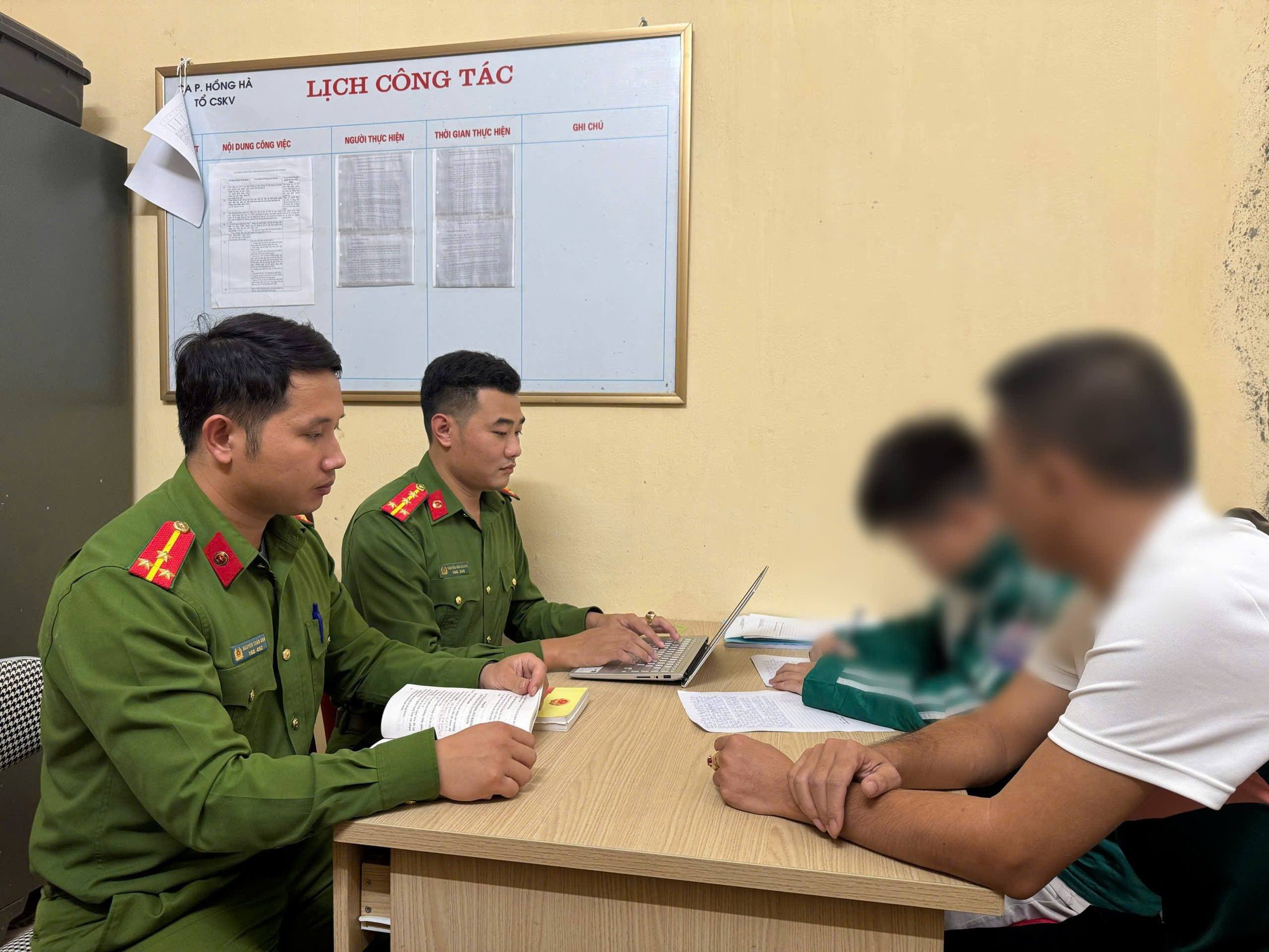 Không bị khởi tố hình sự, nam sinh lớp 8 tấn công rồi đẩy bạn xuống hồ có thể bị xử lý thế nào?- Ảnh 1.