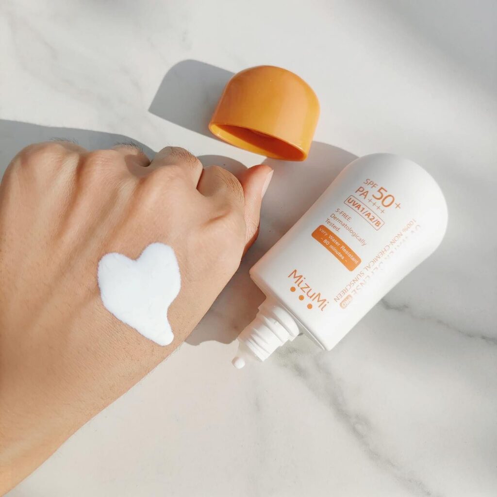 Không bóng - không bí - không bết: 5 kem chống nắng mỏng nhẹ hoàn hảo cho da dầu - Ảnh 2.