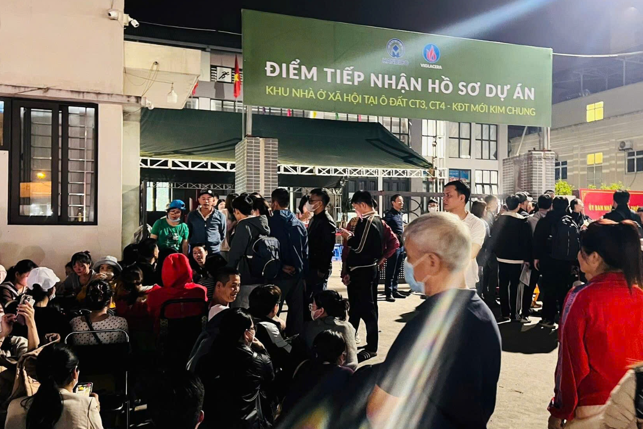 Trải bạt giữ chỗ, thức xuyên đêm chờ nộp hồ sơ mua nhà ở xã hội CT3 Kim Chung- Ảnh 1.