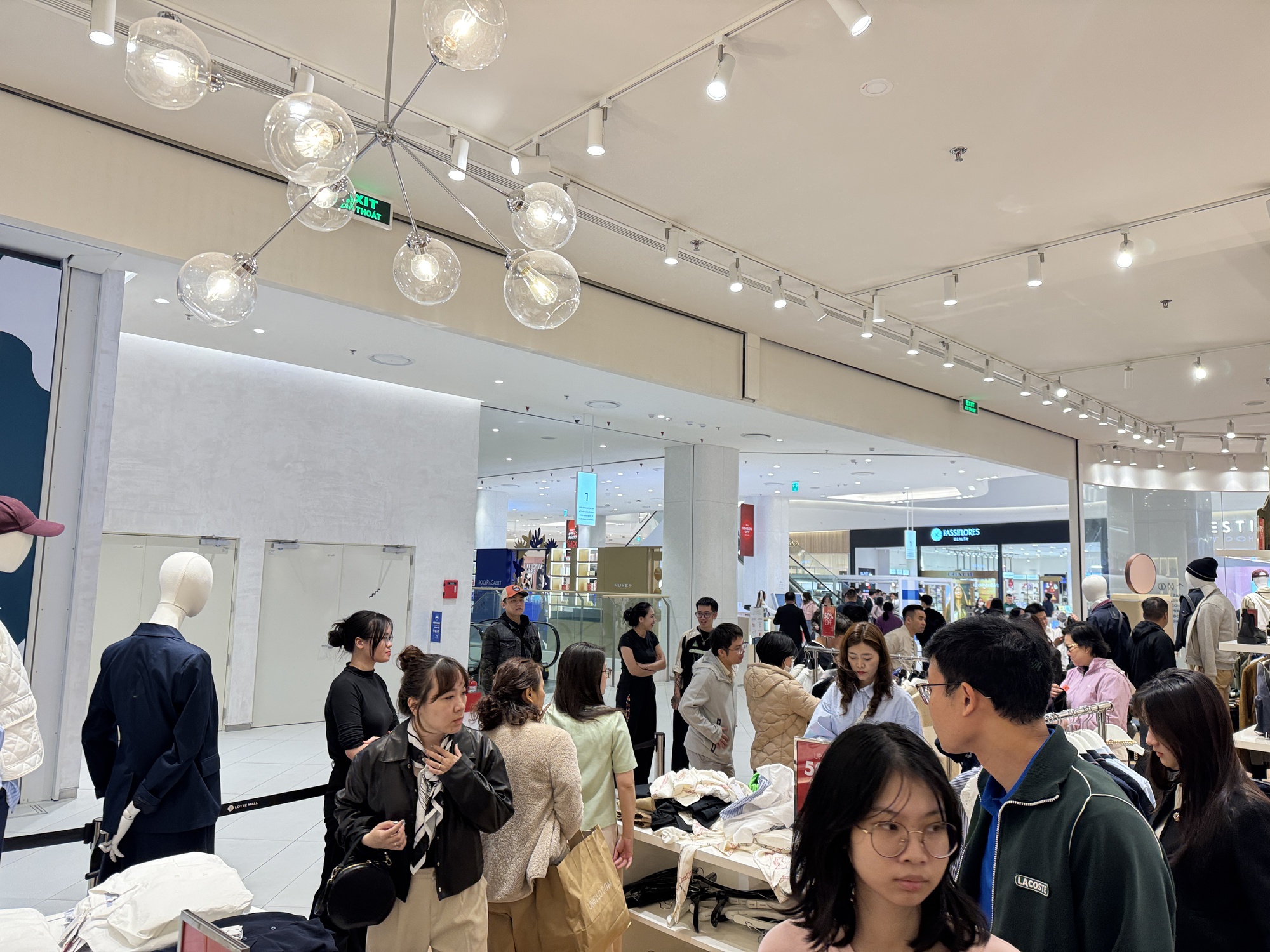 Dạo 1 vòng Hà Nội và TP.HCM tối Black Friday: Nơi hàng trăm người chen chân mua sắm, chỗ lại vắng hoe- Ảnh 4.