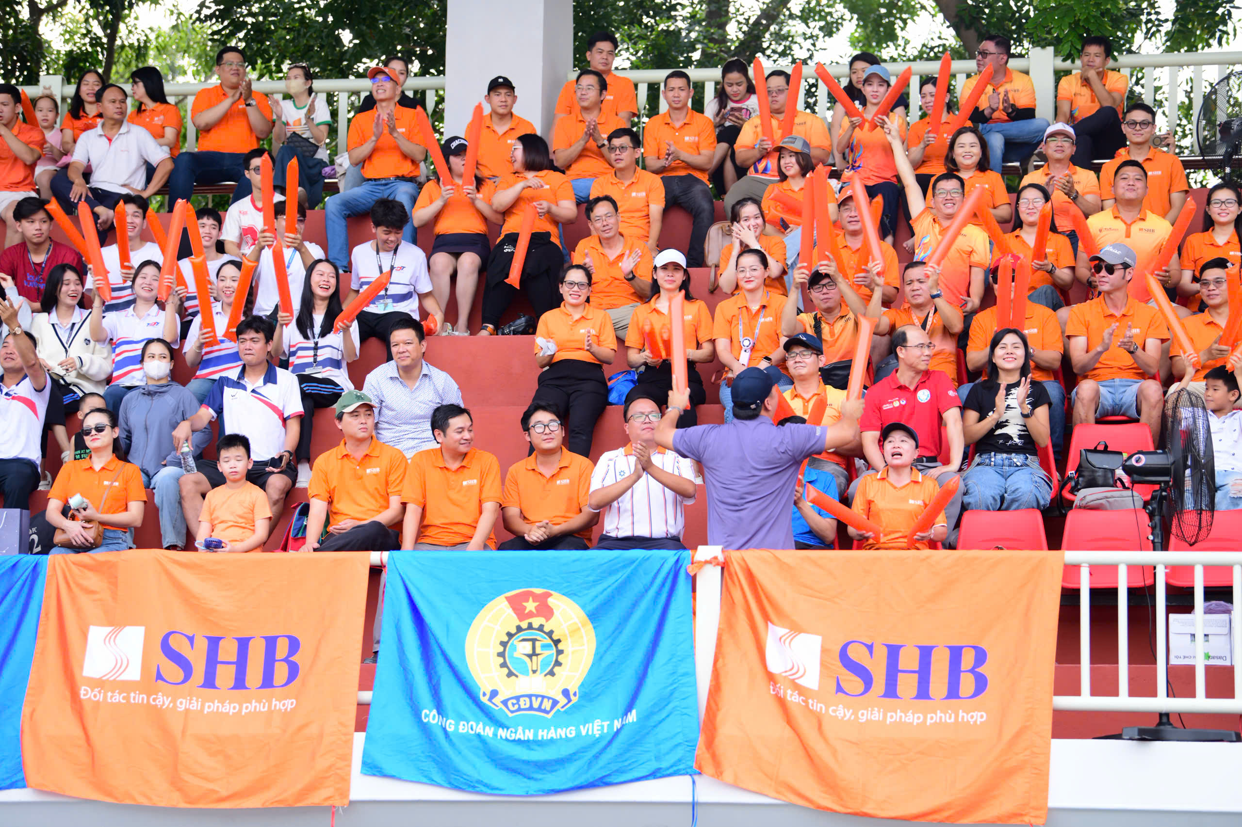 bóng đá công nhân - Ảnh 1.