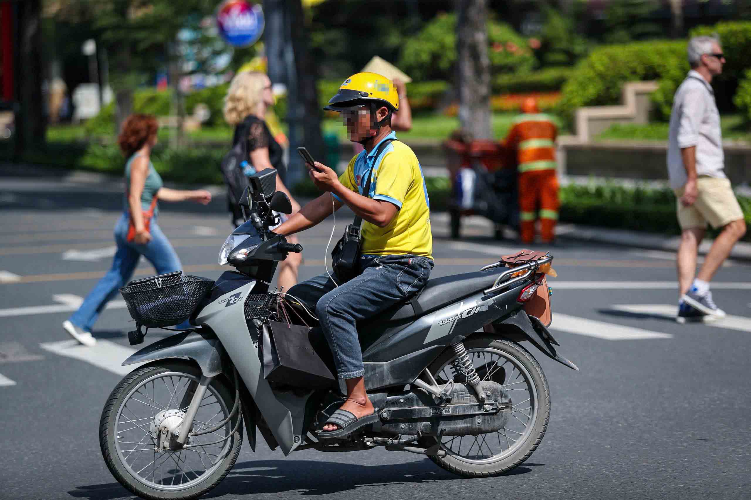 Kiến nghị khóa app tài xế, shipper vi phạm - Ảnh 1.